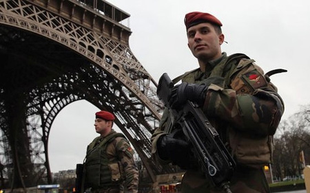 Binh sĩ Pháp có mặt tại các khu vực công cộng để đảm bảo an ninh.